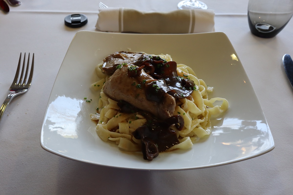 Food veal with mushrooms and paste ecole escoffier